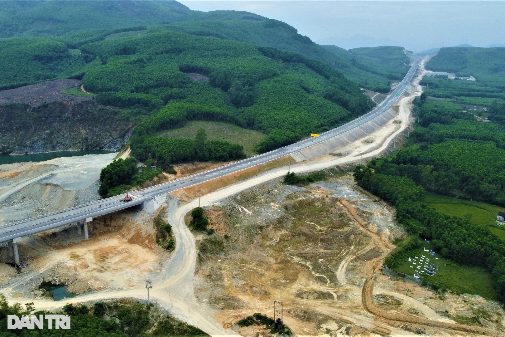 Toàn cảnh cao tốc kết nối đến phía nam Hà Tĩnh, nhiều đoạn xuyên đồi - 2