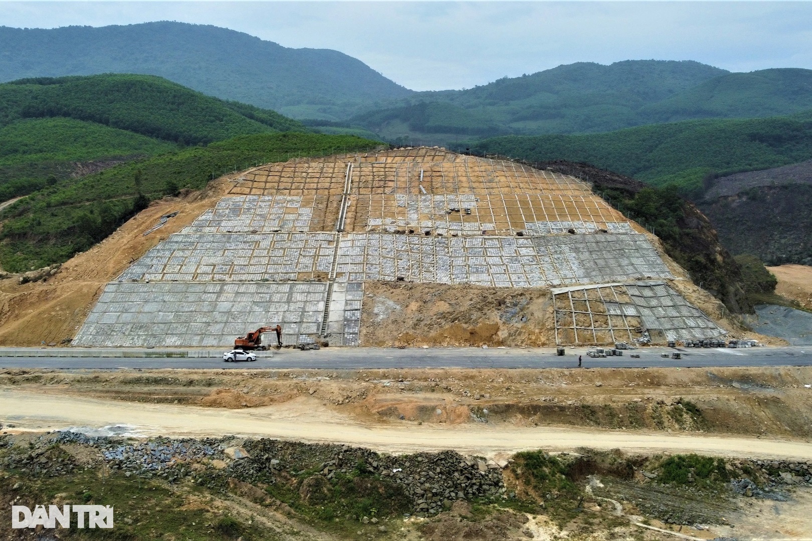 Toàn cảnh cao tốc kết nối đến phía nam Hà Tĩnh, nhiều đoạn xuyên đồi - 9