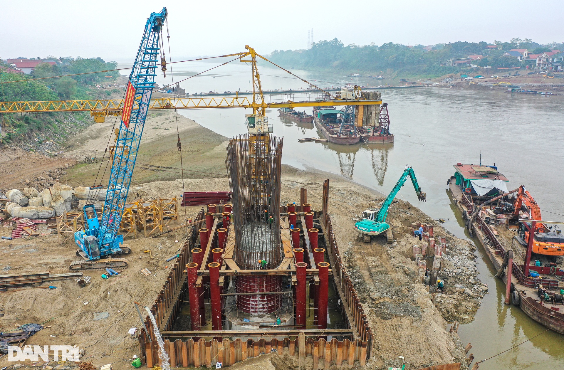Lộ diện hình hài cầu Phong Châu mới sau 5 tháng thi công - 7 Lộ diện hình hài cầu Phong Châu mới sau 5 tháng thi công - 7