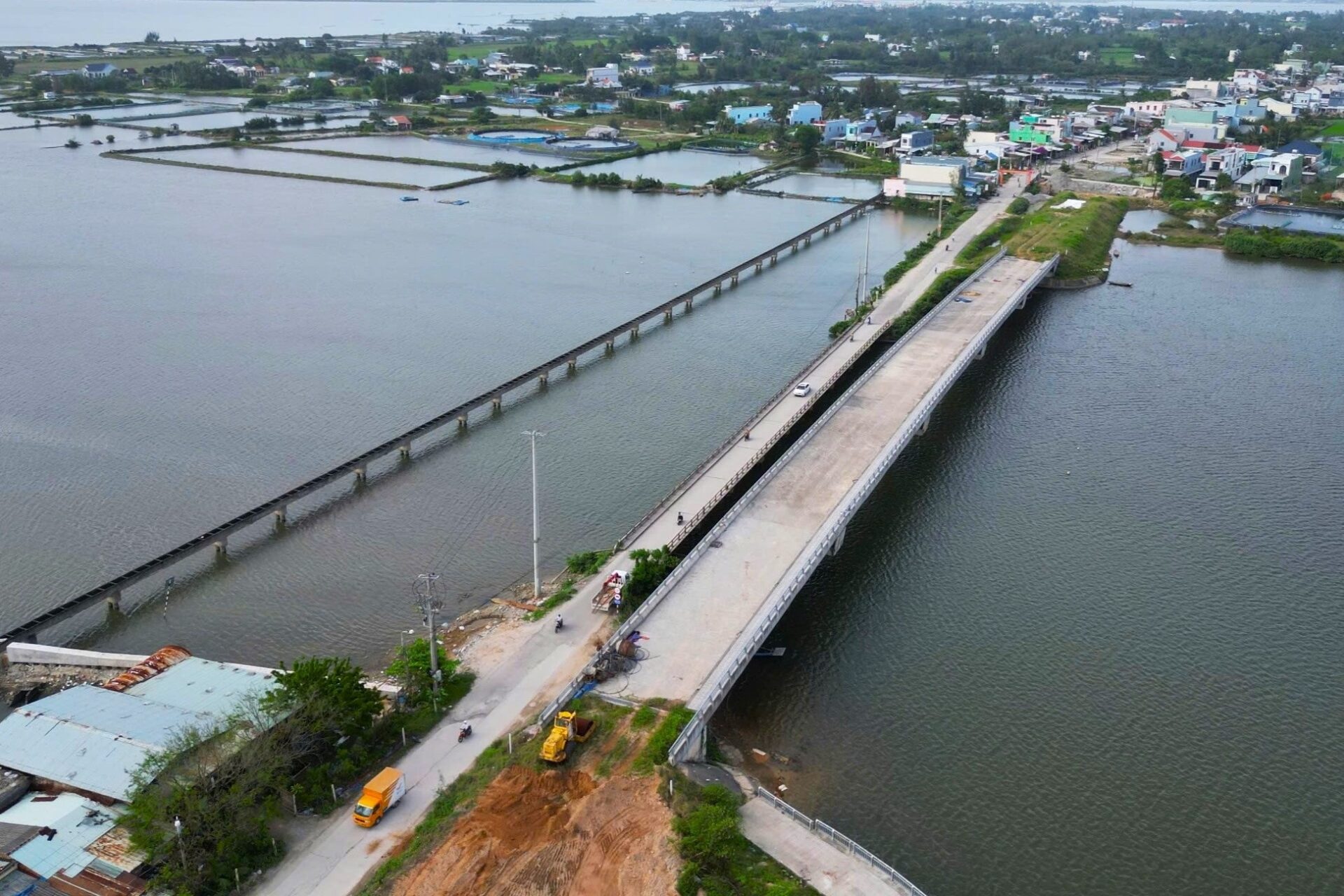Cầu 150 tỷ đồng thi công 8 năm vẫn ì ạch, dân mòn mỏi đợi chờ - 1