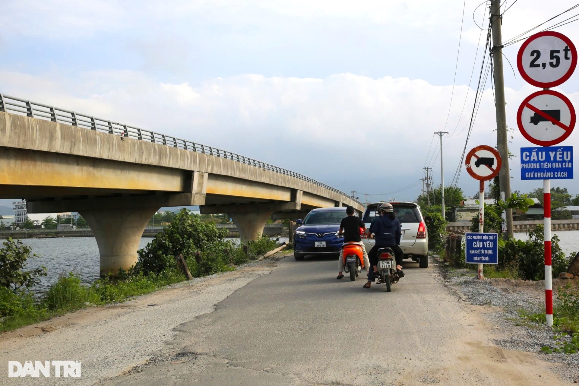 Cầu 150 tỷ đồng thi công 8 năm vẫn ì ạch, dân mòn mỏi đợi chờ - 2