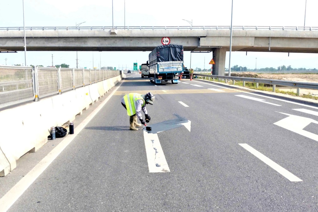 Sửa vạch kẻ đường, biển chỉ dẫn bất hợp lý trên hai tuyến cao tốc dài 90km - 1