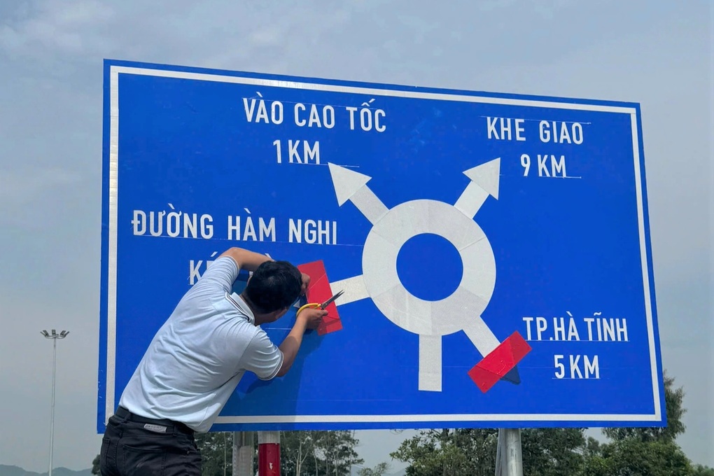 Sửa vạch kẻ đường, biển chỉ dẫn bất hợp lý trên hai tuyến cao tốc dài 90km - 2