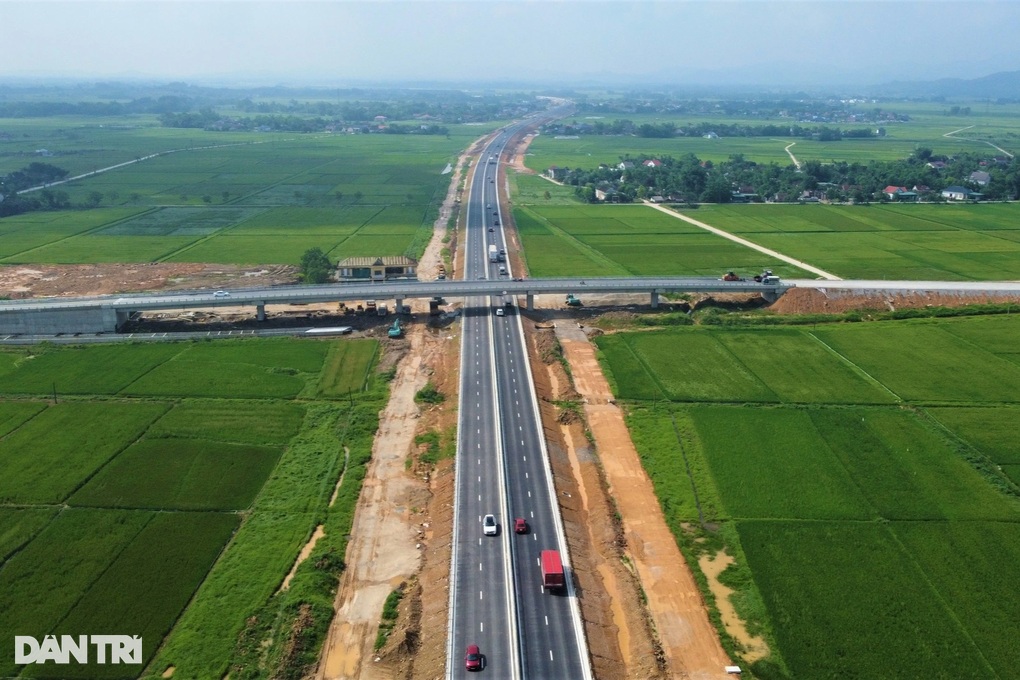 Sửa vạch kẻ đường, biển chỉ dẫn bất hợp lý trên hai tuyến cao tốc dài 90km - 3