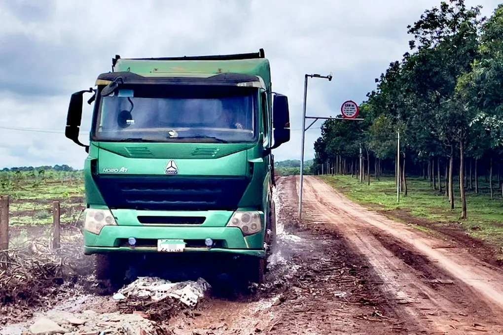 Trưởng thôn chặn, thu 5 triệu đồng mỗi xe tải vì đi lên đường bê tông - 1