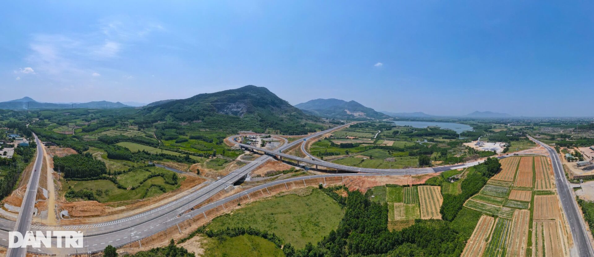 Ngắm vẻ đẹp kỳ vĩ tuyến cao tốc Vũng Áng - Bùng, sẽ thông xe trong tháng 6 - 1