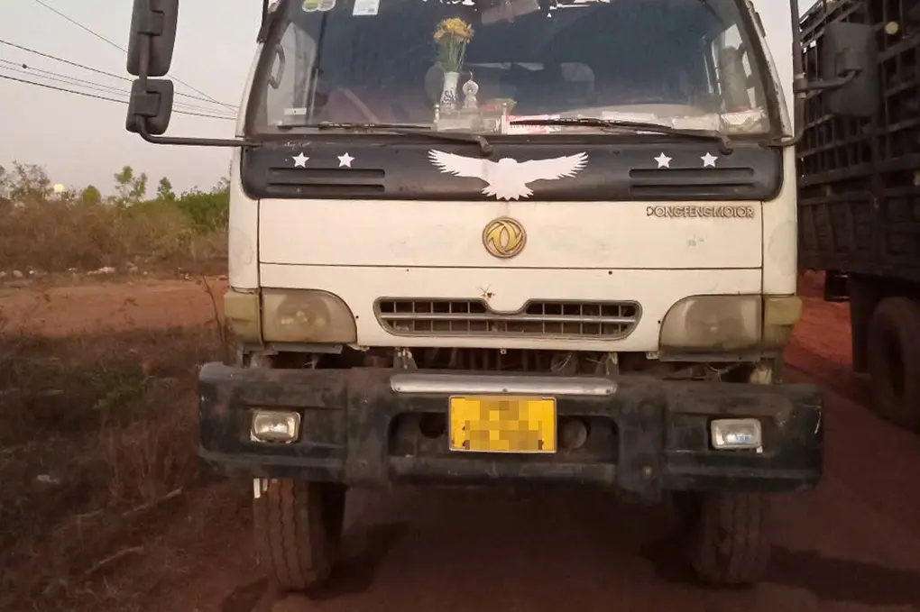 Trưởng thôn chặn, thu 5 triệu đồng mỗi xe tải vì đi lên đường bê tông - 3