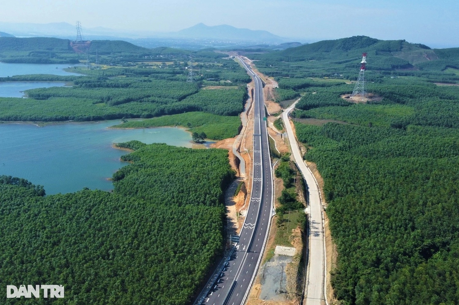 Ngắm vẻ đẹp kỳ vĩ tuyến cao tốc Vũng Áng - Bùng, sẽ thông xe trong tháng 6 - 2