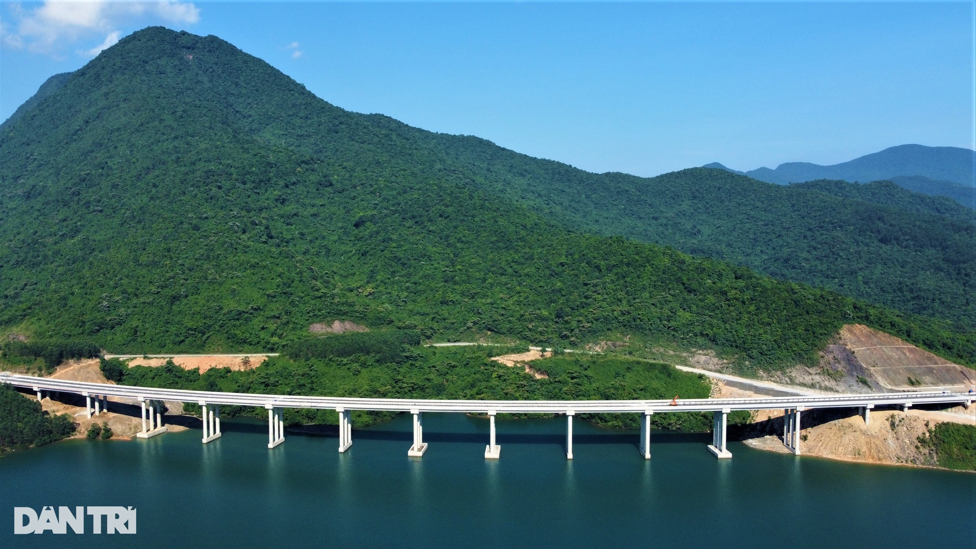 Ngắm vẻ đẹp kỳ vĩ tuyến cao tốc Vũng Áng - Bùng, sẽ thông xe trong tháng 6 - 6