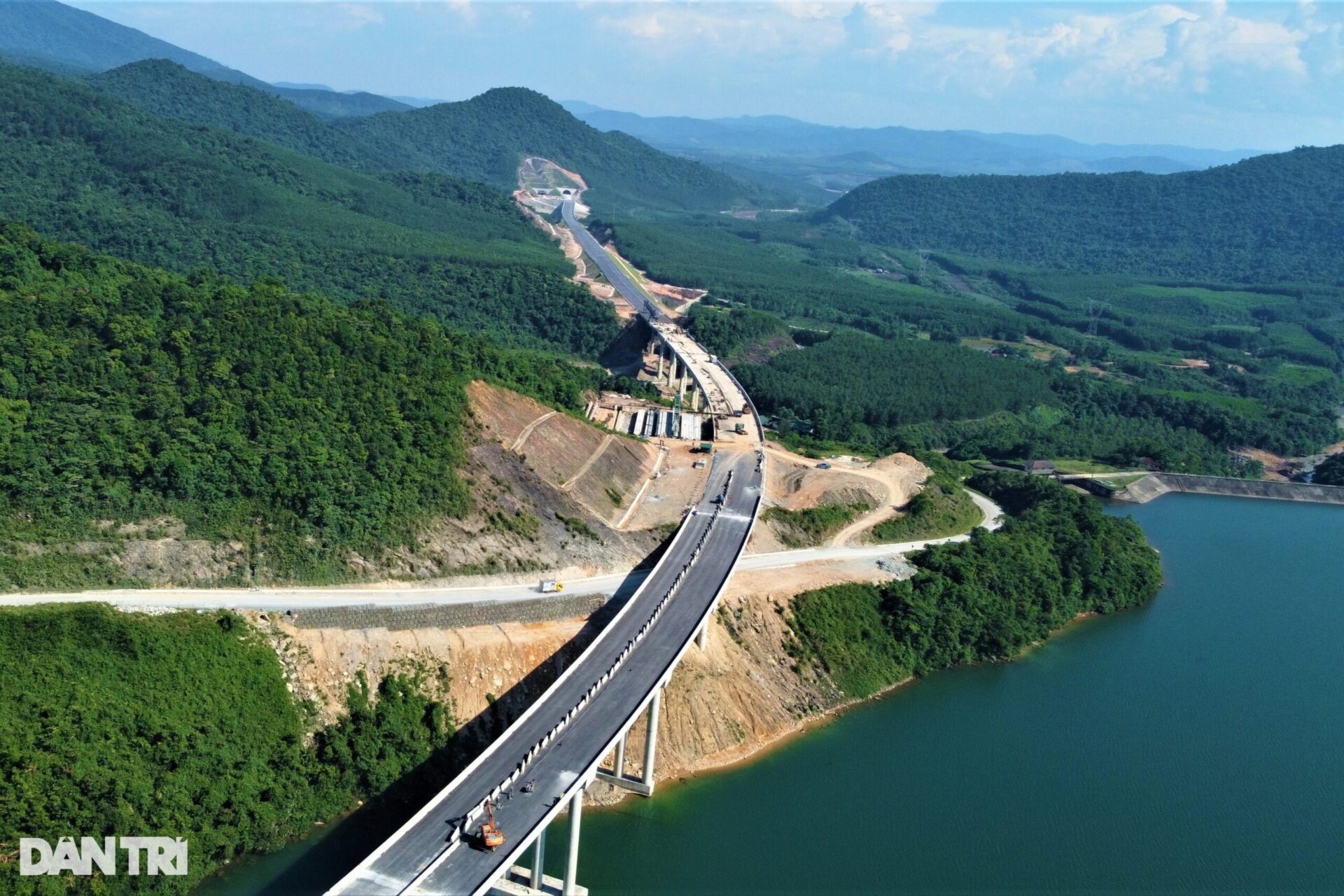 Ngắm vẻ đẹp kỳ vĩ tuyến cao tốc Vũng Áng - Bùng, sẽ thông xe trong tháng 6 - 8