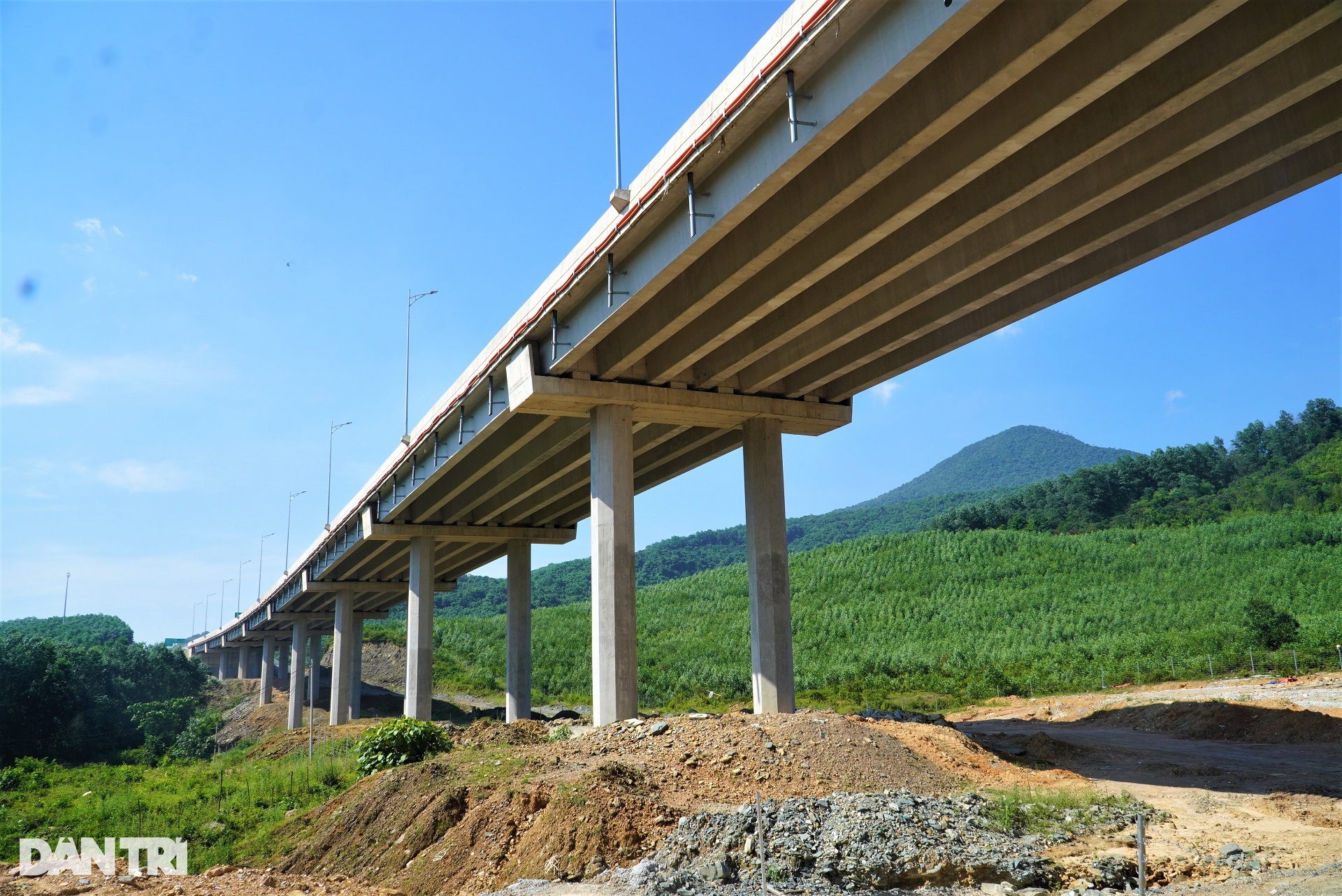 Ngắm vẻ đẹp kỳ vĩ tuyến cao tốc Vũng Áng - Bùng, sẽ thông xe trong tháng 6 - 9