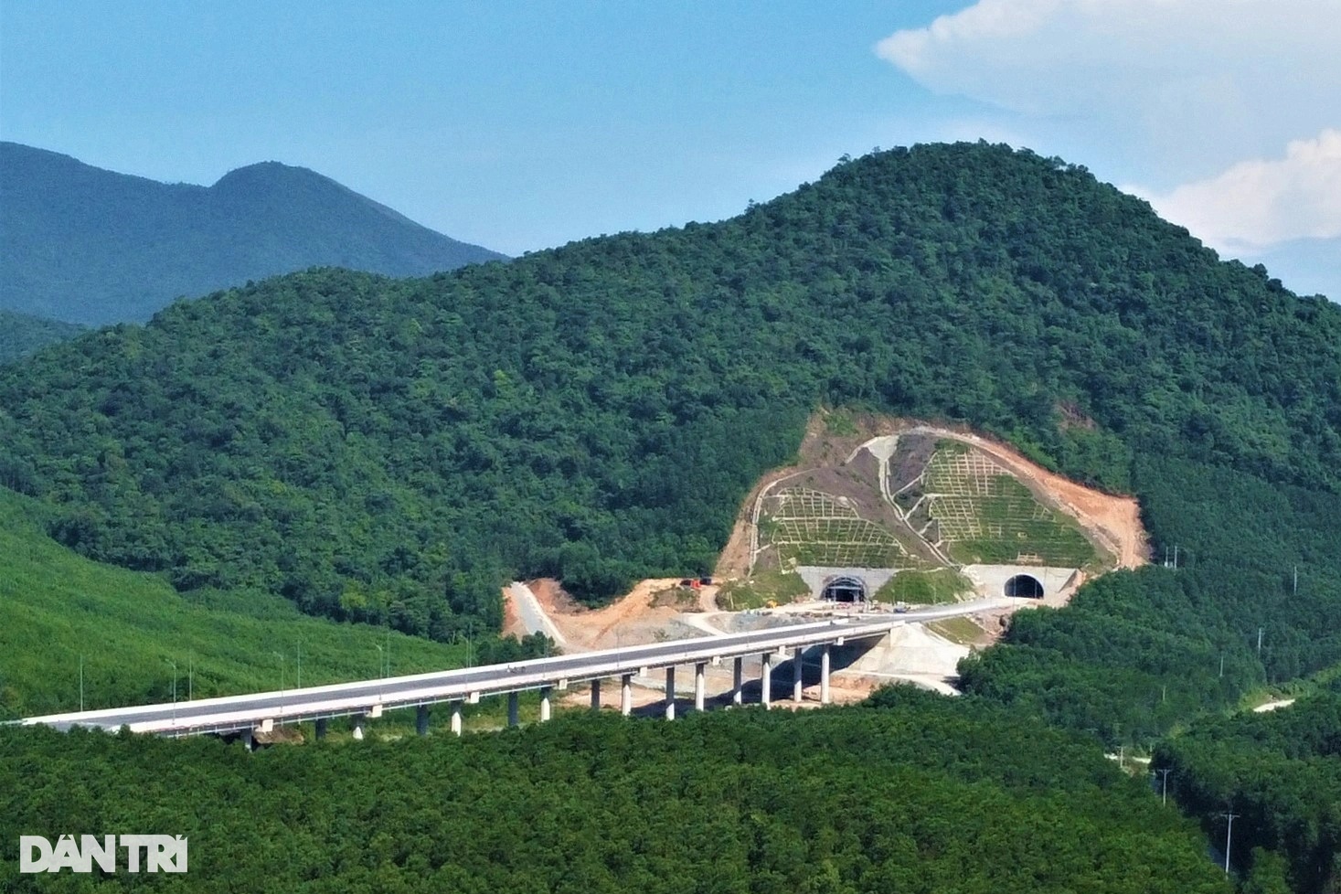 Ngắm vẻ đẹp kỳ vĩ tuyến cao tốc Vũng Áng - Bùng, sẽ thông xe trong tháng 6 - 10